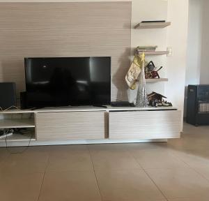 un ampio centro di intrattenimento con una grande TV a schermo piatto di Los espinillos a Mendiolaza