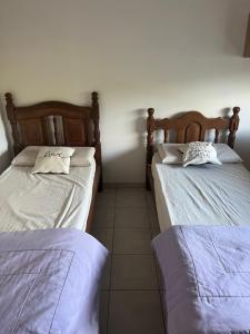 due letti uno accanto all'altro in una stanza di Los espinillos a Mendiolaza