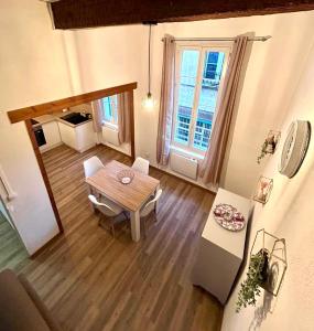 an overhead view of a living room with a table at Studio cosy à Narbonne centre in Narbonne