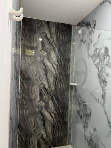 a bathroom with a black and white marble wall at Ancestral Casa de Campo in Roldanillo