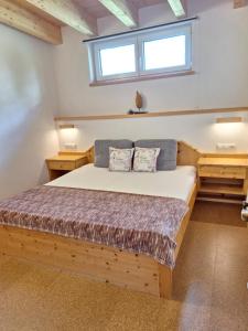 Ένα ή περισσότερα κρεβάτια σε δωμάτιο στο Apartments Amelie -2- mit Wallbox für ihr E-Auto und Garage für 2 Motorräder