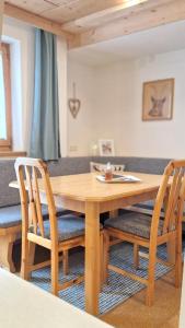 Χώρος καθιστικού στο Apartments Amelie -2- mit Wallbox für ihr E-Auto und Garage für 2 Motorräder