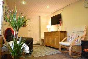 Telewizja i/lub zestaw kina domowego w obiekcie 5 Minutes from the Beach