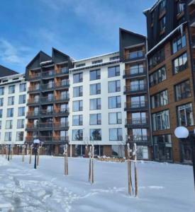 un gruppo di condomini nella neve di Apartman B64 Residence Hill Kopaonik a Kopaonik Altre 30 foto