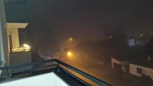 鲁马Finans2的夜晚从阳台吸烟欣赏风景