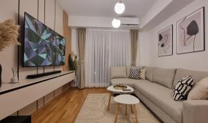 TV/trung tâm giải trí tại Luxury Gold Apartment