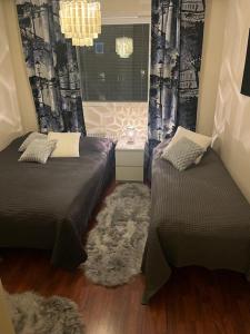 Ένα ή περισσότερα κρεβάτια σε δωμάτιο στο Two room apartment with a private sauna from the center