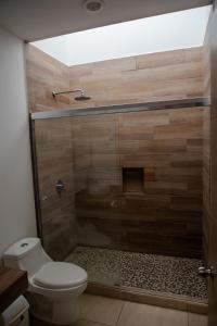 Un baño con ducha y WC. en 3 bedroom 3 bath, vacation home, gated community with ammenities, en La Florida