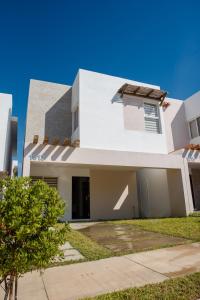 una casa blanca con un cielo azul en 3 bedroom 3 bath, vacation home, gated community with ammenities, en La Florida