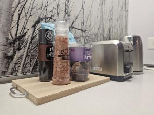 eine Arbeitsplatte mit einer Gewürzflasche und einem Toaster in der Unterkunft Luxury Vacation Apartment Rental CBD Cape Town in Kapstadt