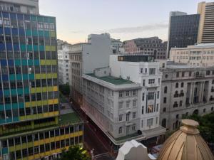 Blick auf eine Stadt mit hohen Gebäuden in der Unterkunft Luxury Vacation Apartment Rental CBD Cape Town in Kapstadt