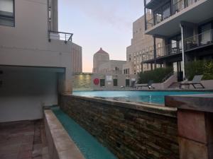 ein Swimmingpool mitten in einem Gebäude in der Unterkunft Luxury Vacation Apartment Rental CBD Cape Town in Kapstadt