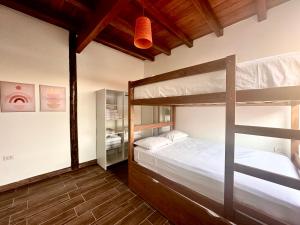 1 dormitorio con 2 literas y suelo de madera en Refugio del Mar Wakama, en San Vicente de Cañete 28 fotos más