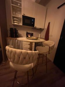Gallery image of Le Petit Hôtel de Laura Cosy Parking & Netflix in Toulouse +7 photos