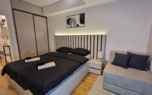 Giường trong phòng chung tại Luxury Gold Apartment