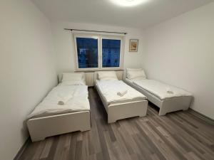 Postel nebo postele na pokoji v ubytování FeWo 4Z 8B Balkon Küche Wasch