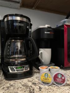联城Coffee Lovers enjoy Comfy Apt 15 min away from NYC的咖啡壶,坐在带杯子的柜台上