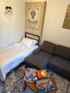 联城Coffee Lovers enjoy Comfy Apt 15 min away from NYC的带床和沙发的客厅