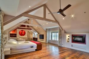 a bedroom with a large bed and a ceiling fan at Luxueuse Longère 350m2 "Le Grand Kerfra" au Vignoble Domaine Lamballe, Baden, Golfe du Morbihan in Baden +32 photos