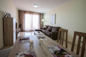 a living room with a couch and a table at Residencial Playa de La Arena in Puerto de Santiago