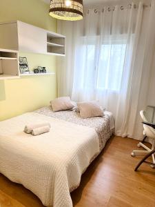 Ένα ή περισσότερα κρεβάτια σε δωμάτιο στο Quarto em apartamento encantador