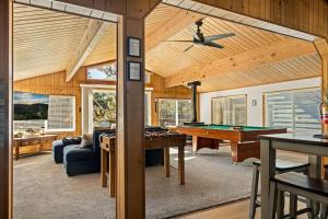 Χώρος καθιστικού στο Wild Heart Cabin