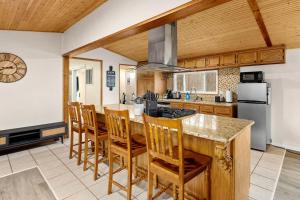 a kitchen with a large island with chairs in it at Comfort Cabin - 2BD Family Getaway in Creve Coeur in Creve Coeur