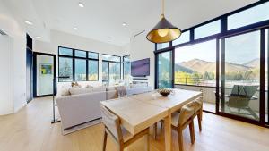Χώρος καθιστικού στο The Residences at One Twenty Unit 302
