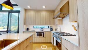 Η κουζίνα ή μικρή κουζίνα στο The Residences at One Twenty Unit 302