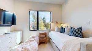 Ένα ή περισσότερα κρεβάτια σε δωμάτιο στο The Residences at One Twenty Unit 302