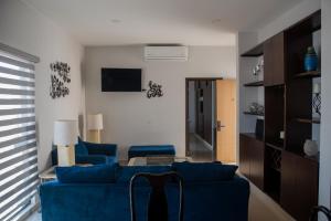 マサトランにある2br/2ba Condo 1 block to ocean! - Unit 7の青いソファとテーブルのあるリビングルーム