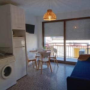 a kitchen and dining room with a table and a kitchen and a dining room at María PLAYA 1 NG in Peniscola