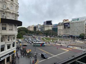 a busy city street with a bus on a city at Corazón obelisco 3 in Buenos Aires