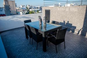 マサトランにある2br/2ba Condo 1 block to ocean! - Unit 7の屋根の上に2匹の猫が座っているテーブル