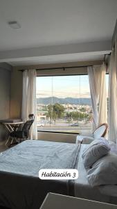 En eller flere senge i et værelse på LA Margarita