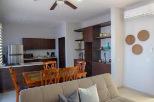 マサトランにある2br/2ba Condo 1 block to ocean! - Unit 6のソファとテーブルのあるリビングルームとキッチン