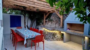 Ruang duduk di Charmy rest house in Podaca