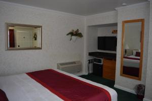 A bed or beds in a room at Travelers Inn