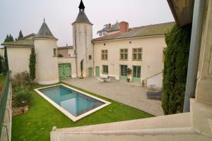 GenayChâteau de Rancé的院子里有游泳池的房子