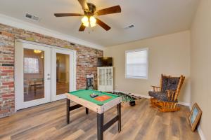 Bilik permainan di 3 Mi to Lake Charles Family Home in Louisiana!