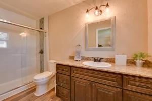 Bilik mandi di 3 Mi to Lake Charles Family Home in Louisiana! +26 gambar