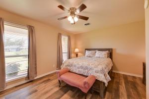 Katil atau katil-katil dalam bilik di 3 Mi to Lake Charles Family Home in Louisiana!