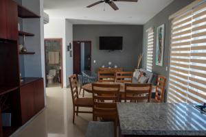 マサトランにある2br/2ba Condo 1 block to ocean! - Unit 4のテーブルと椅子のあるダイニングルームとリビングルーム