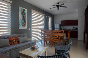 マサトランにある2br/2ba Condo 1 block to ocean! - Unit 4のソファとテーブルのあるリビングルーム