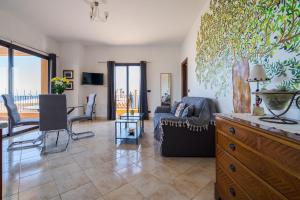 un soggiorno con un divano e un tavolo di The Lemon Tree a Taormina