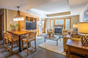 een woonkamer met een tafel en een eetkamer bij Suncadia Trailhead 1 Condo 308 in Cle Elum