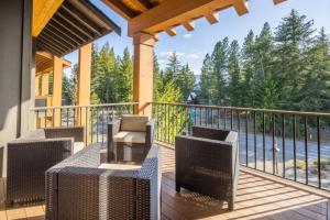 een balkon met stoelen en uitzicht op het water bij Suncadia Trailhead 1 Condo 308 in Cle Elum