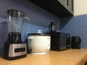 einem Mixer auf einer Küchentheke in der Unterkunft Depa en 1er piso,cochera, close to the plaza and UNSCH in Ayacucho