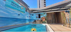 una ricostruzione di una casa con piscina di Pousada Primeiro Sol a João Pessoa