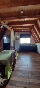 una camera con tavolo e una cucina con finestra di Cabañas Alpinas M y M a Bialet Massé Altre 22 foto